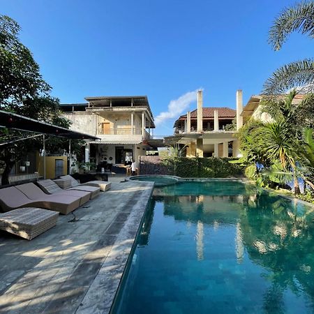 Tri Putri Homestay Kuta  エクステリア 写真