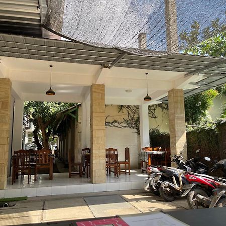 Tri Putri Homestay Kuta  エクステリア 写真