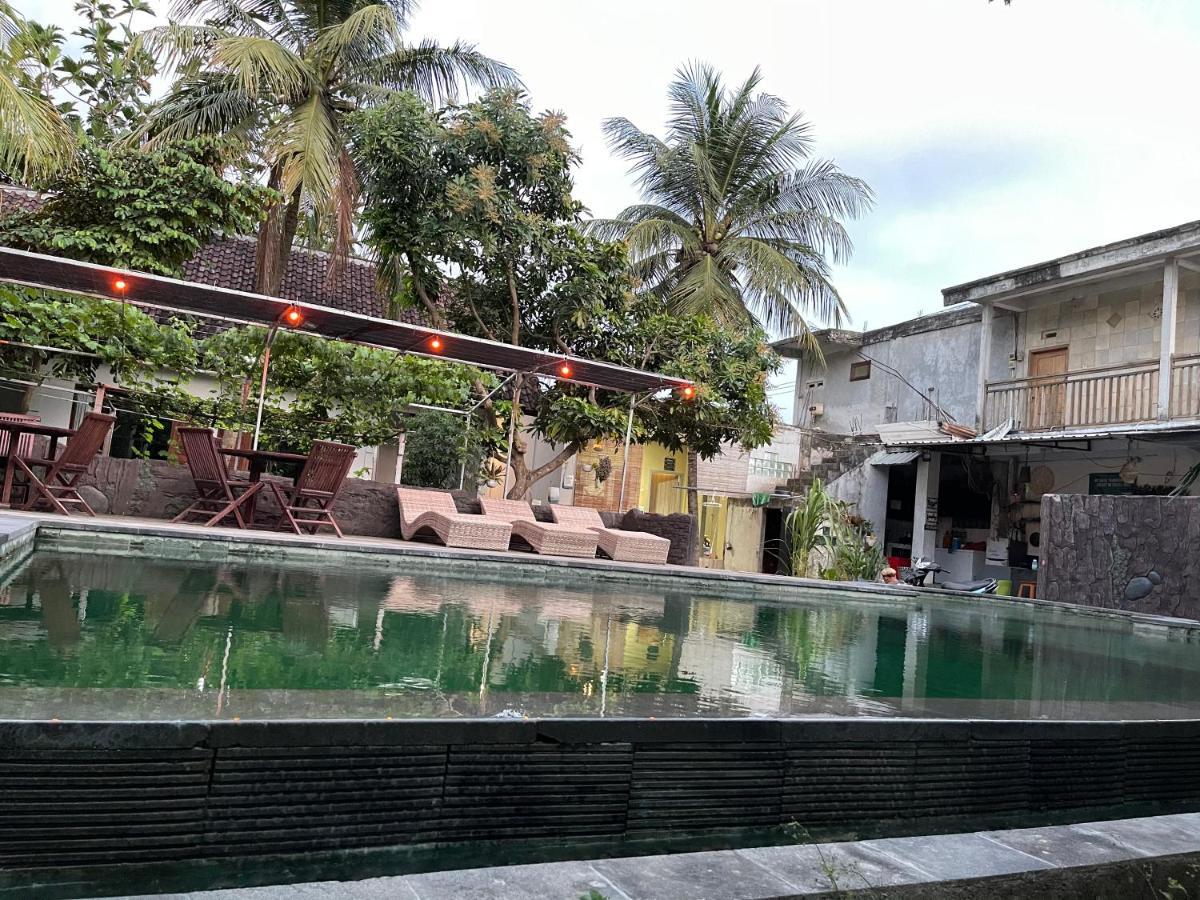 Tri Putri Homestay Kuta  エクステリア 写真