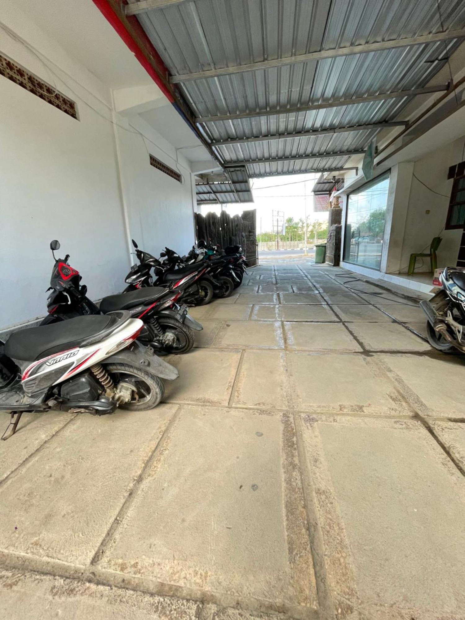 Tri Putri Homestay Kuta  エクステリア 写真