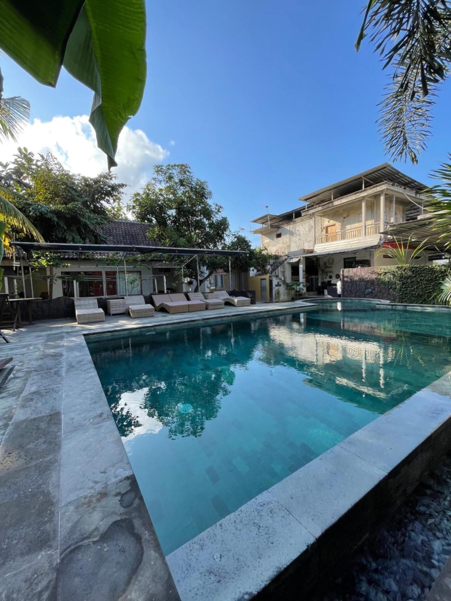 Tri Putri Homestay Kuta  エクステリア 写真