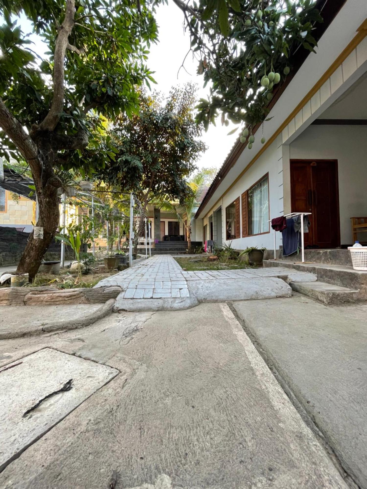 Tri Putri Homestay Kuta  エクステリア 写真