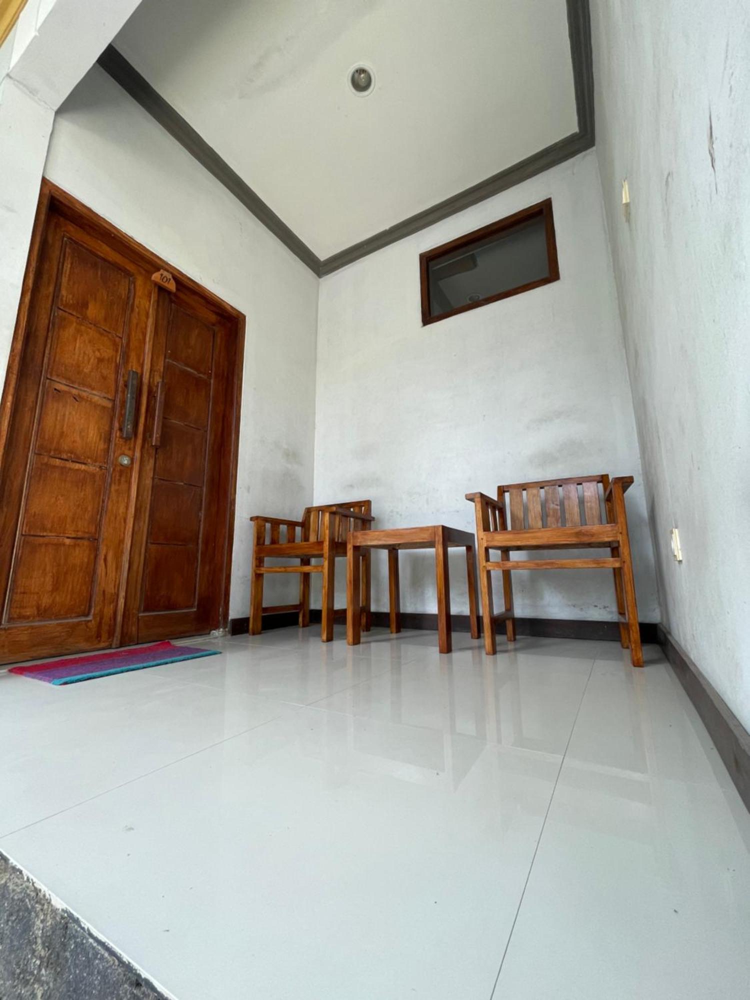 Tri Putri Homestay Kuta  エクステリア 写真