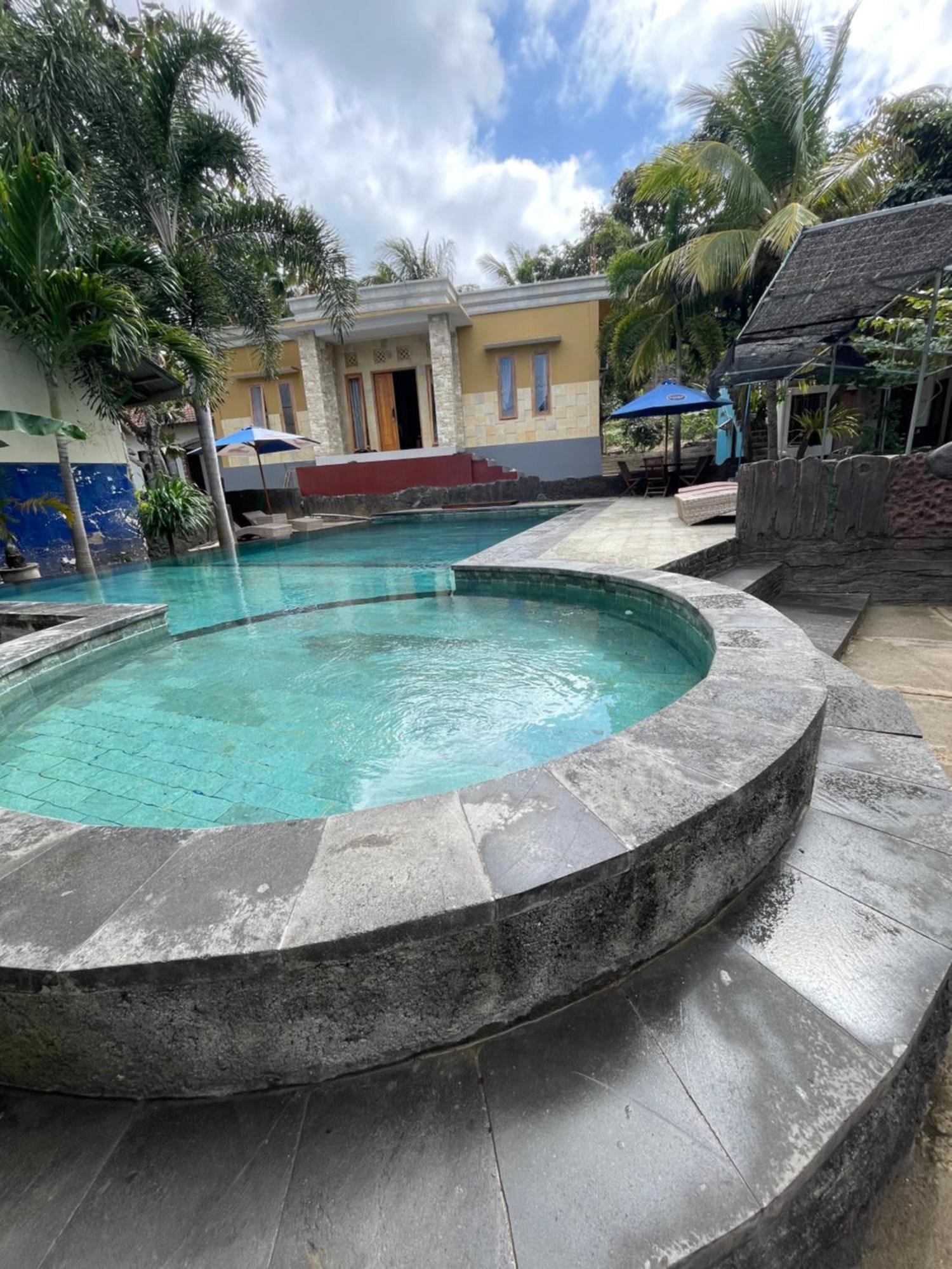 Tri Putri Homestay Kuta  エクステリア 写真