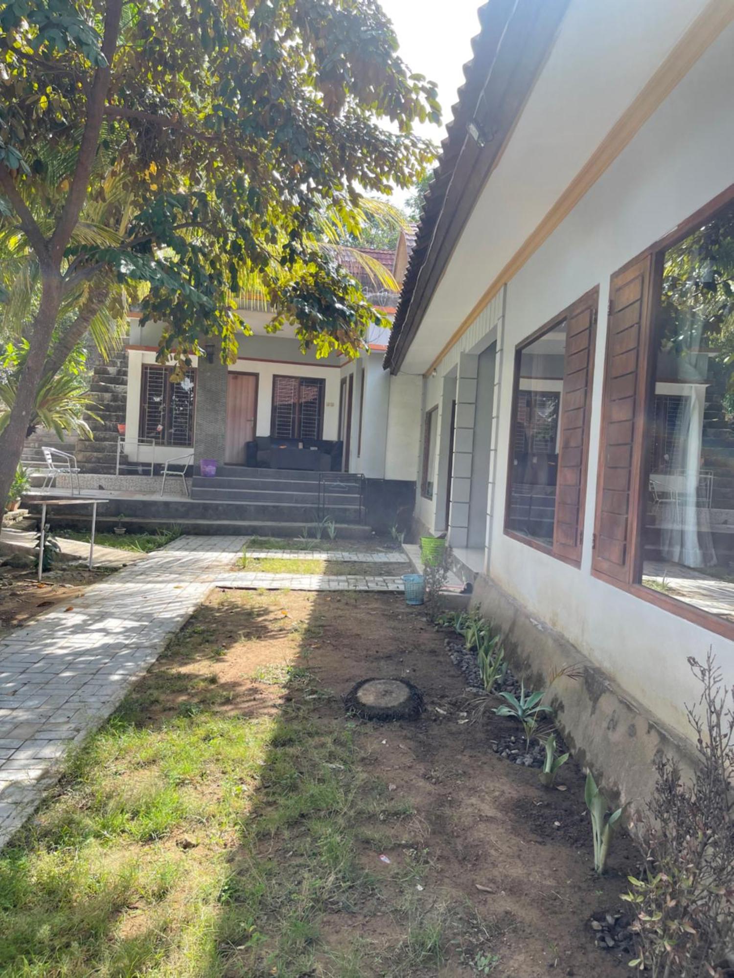 Tri Putri Homestay Kuta  エクステリア 写真