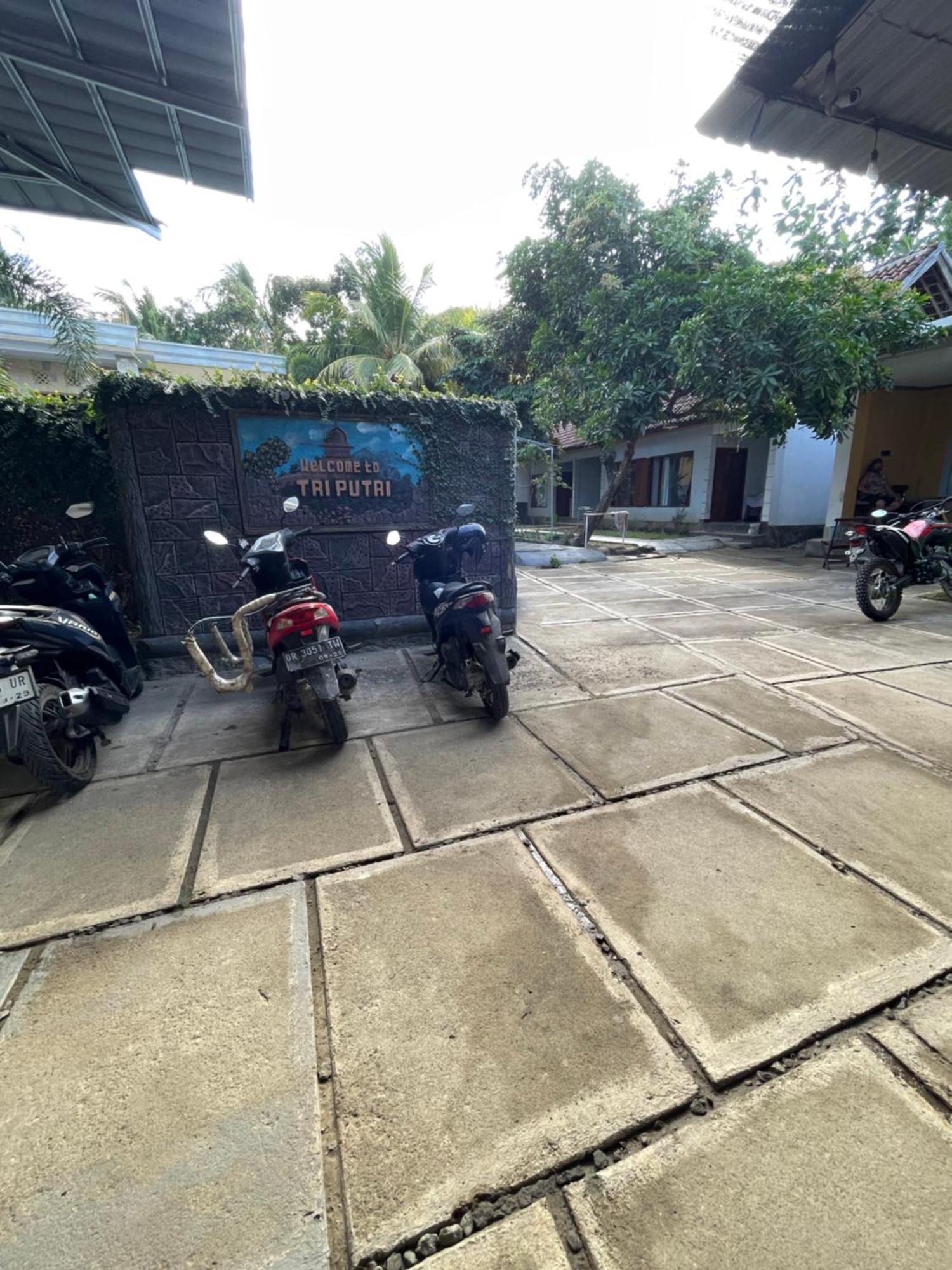 Tri Putri Homestay Kuta  エクステリア 写真
