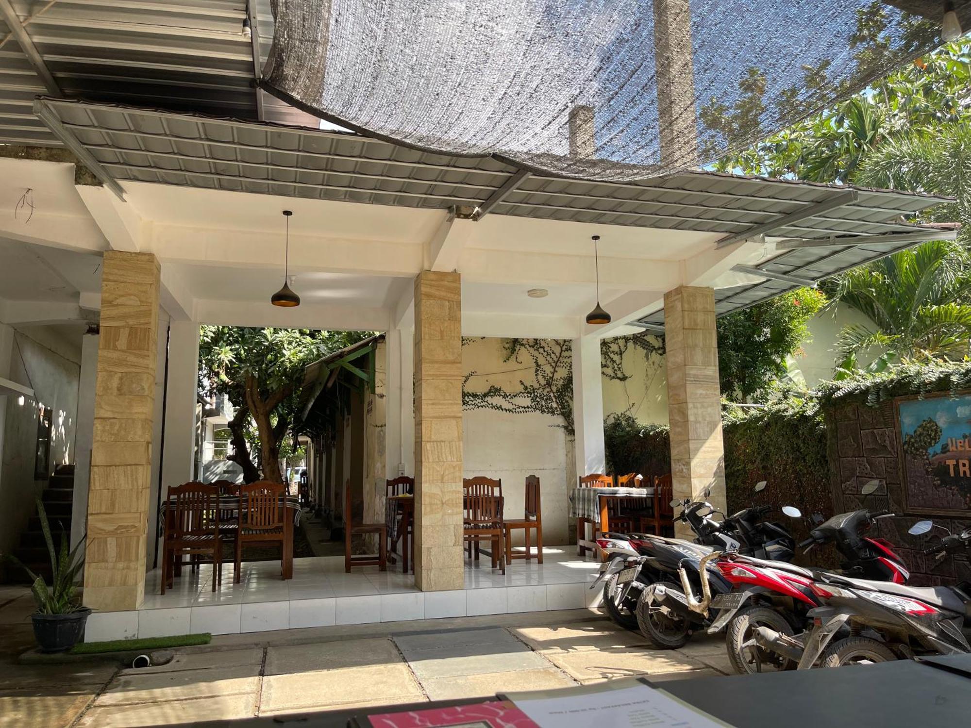 Tri Putri Homestay Kuta  エクステリア 写真