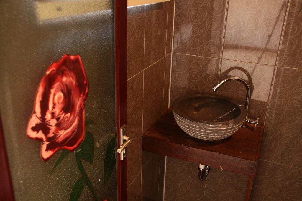 Tri Putri Homestay Kuta  エクステリア 写真