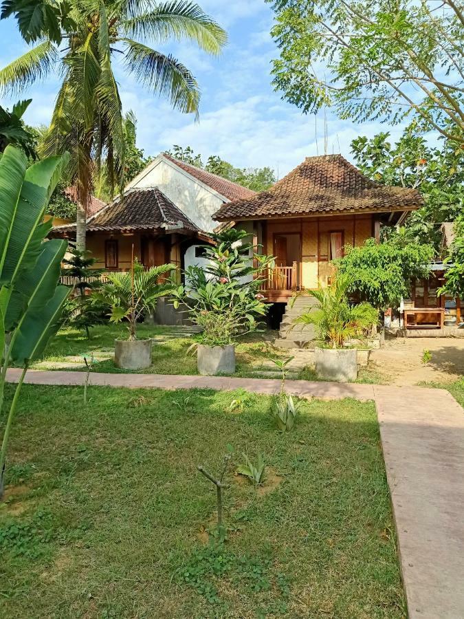 Tri Putri Homestay Kuta  エクステリア 写真