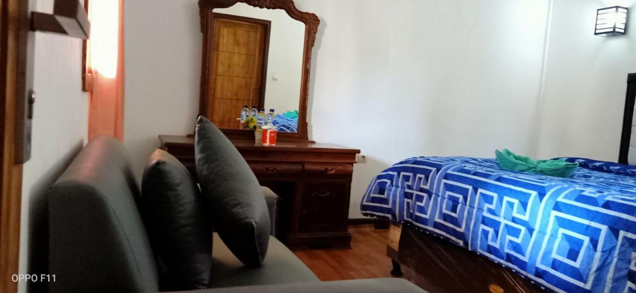 Tri Putri Homestay Kuta  エクステリア 写真