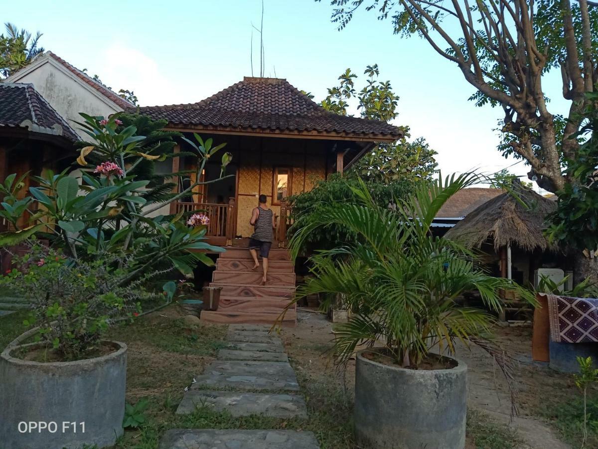 Tri Putri Homestay Kuta  エクステリア 写真